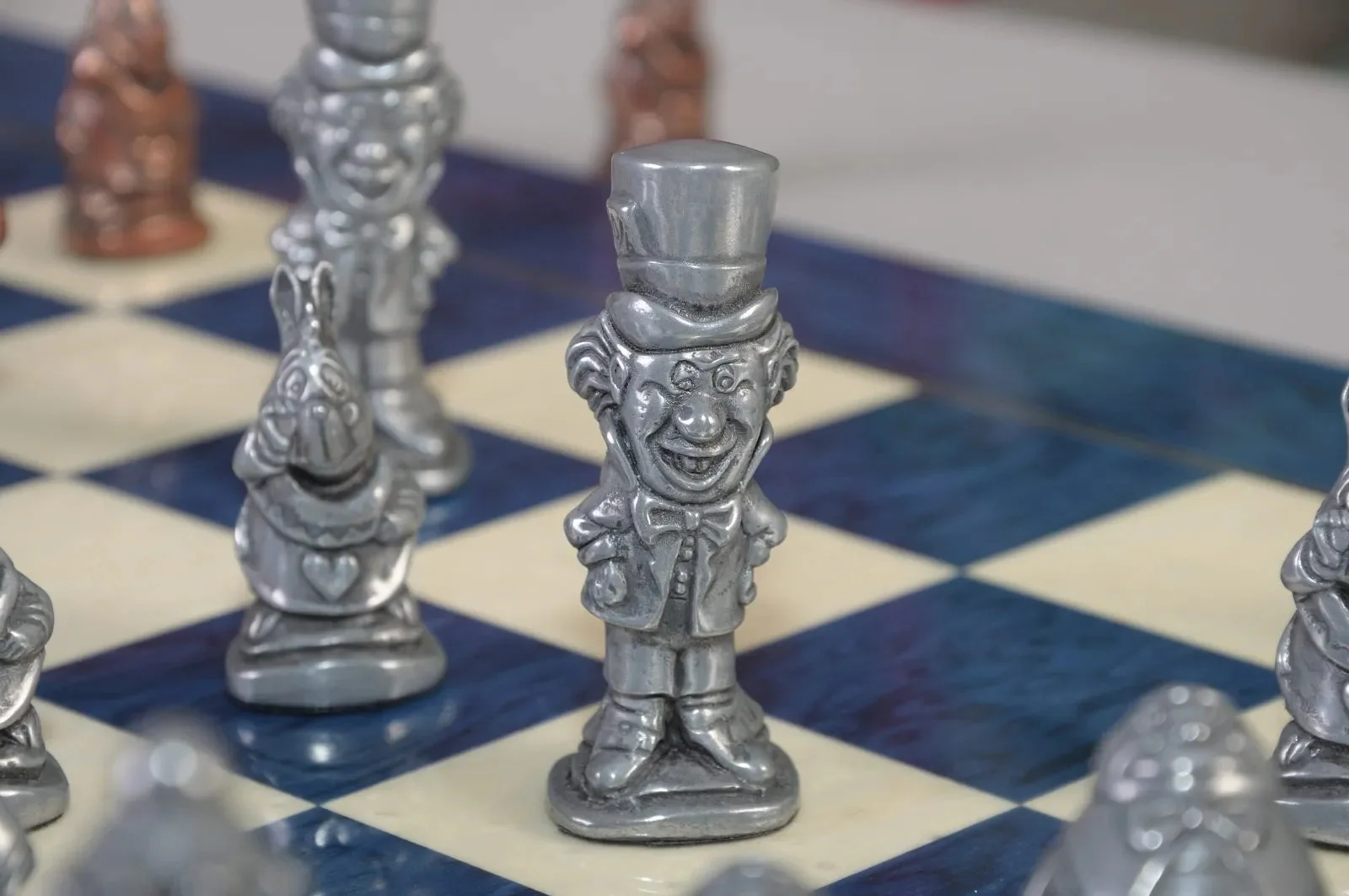 Alice in Wonderland Chess Pieces - Metal - Image 4