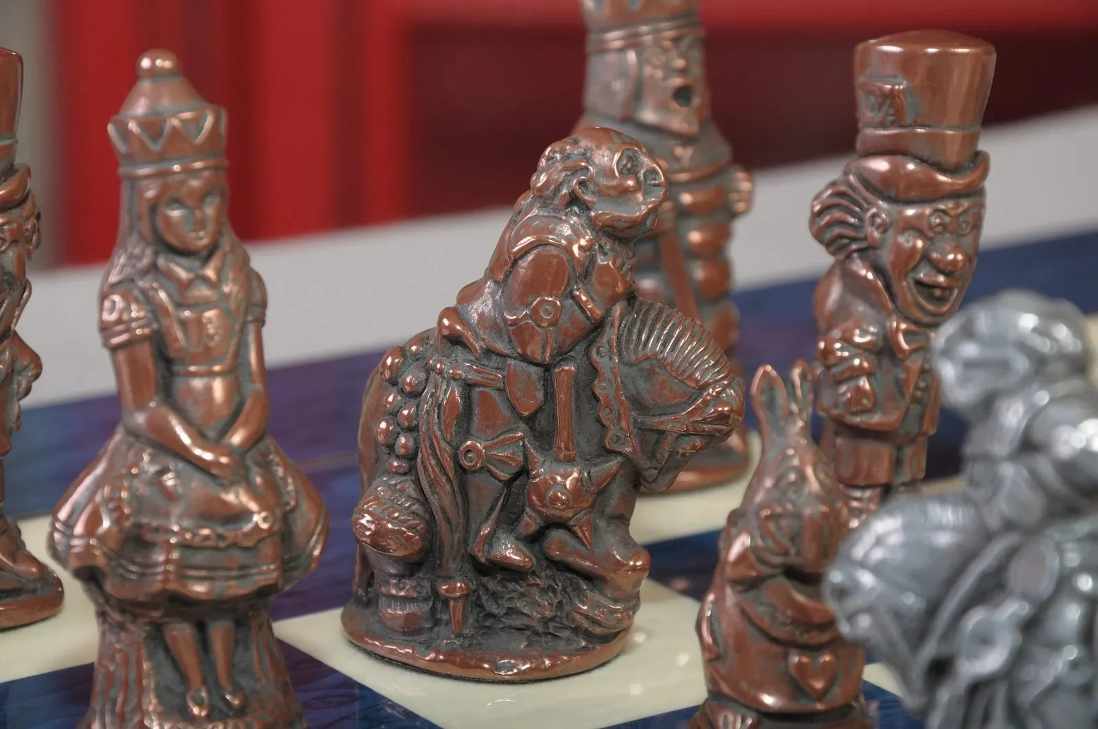 Alice in Wonderland Chess Pieces - Metal - Image 8